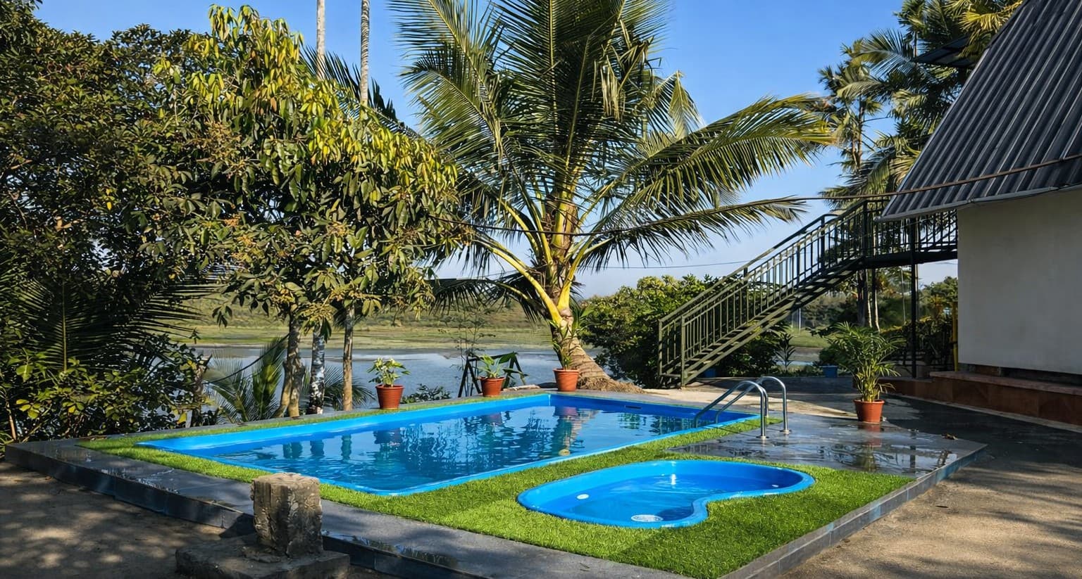 KIDS & FAMILY POOL