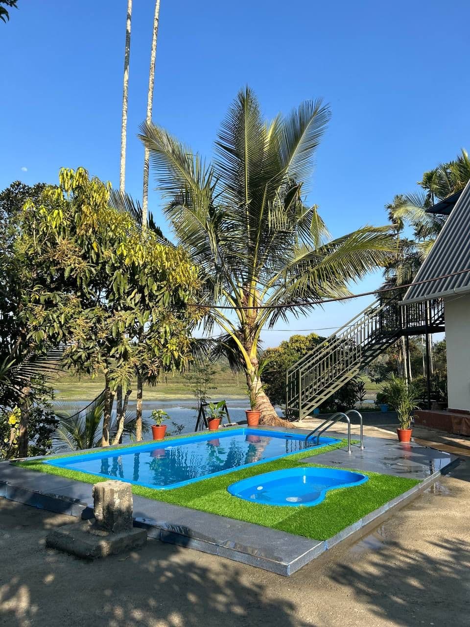 Infinity pool overlooking the lake